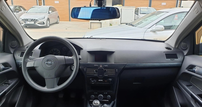 Opel Astra cena 11500 przebieg: 250000, rok produkcji 2004 z Poznań małe 137